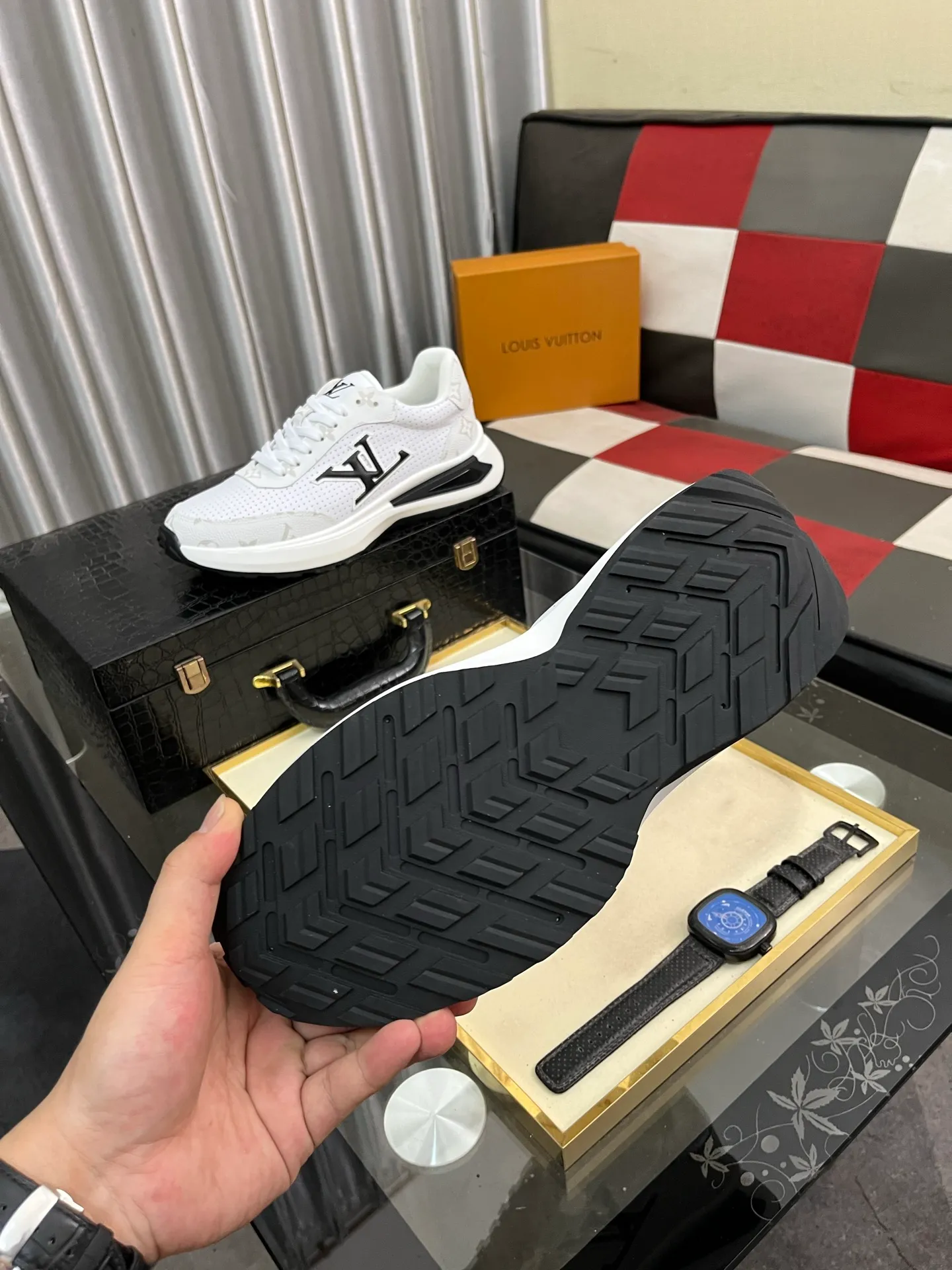 Men's shoes 💰458⌚️⌚️【LOUlS VUlTTON】Louis Vuitton ~ unique and casual style. LV counter purchasing 🏃casual shoes😍😍 Men's 2022 counters are on sale simultaneously, Italian imported brands select first-layer Italian cowhide. 🐑Sheepskin lining (refuses to discolor and rub feet) Sole: Original sole specially provided by the original factory 🎬Better in kind Size number: 38-443️⃣Colors available